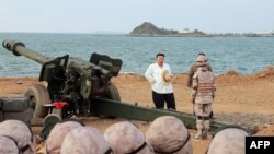  Nhà lãnh đạo Triều Tiên Kim Jong Un thị sát một cuộc diễn tập pháo binh ngày 6/10/2022.