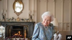 Tư liệu - Nữ hoàng Anh Elizabeth II mỉm cười khi tiếp Tổng thống Thụy Sĩ Ignazio Cassis và phu nhân Paola Cassis trong buổi tiếp kiến ​​tại Lâu đài Windsor ở Windsor, Anh, Thứ Năm, 28 tháng 4, 2022.