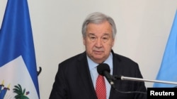 Sekrete Jeneral Nasyonzini Antonio Guterres pale pandan yon konferans pou lapres nan salon diplomatik ayeropo entenaysonal Toussaint Louverture la nan Potoprens, Ayiti, 1 Jiye, 2023. 