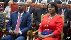 Foto Achiv: Prezidan Ayisyen Jovenel Moise chita ak madanm ni, Martine, pandan seremoni envestiti li nan Palman Ayisyen an nan Potoprens, Madi 7 Fevriye, 2017. 