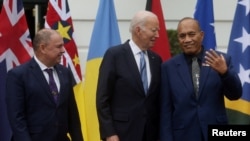 Tổng thống Mỹ Joe Biden, giữa, nói chuyện với Tổng thống Kiribati Taneti Maamau, phải, và Thủ tướng Quần đảo Cook Mark Brown, trái, tại Hội nghị Thượng đỉnh các nhà lãnh đạo các Đảo quốc Thái Bình Dương, ở Tòa Bạch Ốc ngày 25/9/2023.