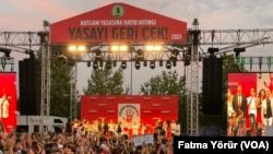 1 Eylül Dünya Barış Günü’nde Yenikapı’da düzenlenen mitinge, Türkiye’nin dört bir yanından hayvan hakları savunucuları, siyasi parti temsilcileri ve sivil toplum örgütleri katıldı. 