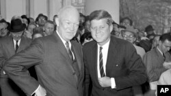 Başkan Dwight Eisenhower ve yerine seçilen Başkan John F. Kennedy ile birlikte (6 Aralık 1960)