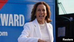 Kandida a la prezidans Demokrat, Vis Prezidan Kamala Harris reyaji devan otobis kanpay li nan ayewopo Savannah / Hilton Head nan Joji, 29 Out, 2024. 