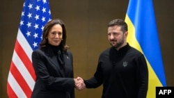 Phó Tổng thống Mỹ Kamala Harris (trái) bắt tay Tổng thống Ukraine Volodymyr Zelensky trong cuộc gặp bên lề Hội nghị thượng đỉnh về hòa bình ở Ukraine, tại khu nghỉ dưỡng Burgenstock, gần Lucerne ở Thụy Sĩ, hôm 15/6.