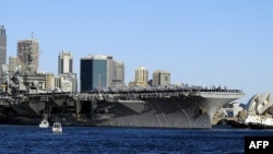 Tàu sân bay USS Kitty Hawk cập cảng Sydney Úc, ngày 3/7/2005, để tham dự cuộc tập trận chung Mỹ-Úc, Talisman Sabre, ngoài khơi Queensland.