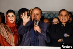 پاکستان کے سابق وزیر اعظم نواز شریف اپنے بیٹی مریم نواز شریف اور اپنے چھوٹے بھائی سابق وزیر اعظم شہباز شریف کے ساتھ لاہور میں اپنی پارٹی کے دفتر میں ، فوٹو رائٹرز 9 فروری 2024