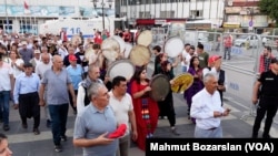 DEM Parti ve DBP tarafından organize edilen yürüyüşe çok sayıda kişi katıldı.