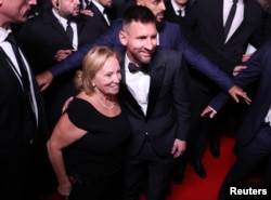 Foutbole Lionel Messi poze pou yon foto apre li ranpote pri Balon d'Or maskilen an, 30 Oktob, 2023.