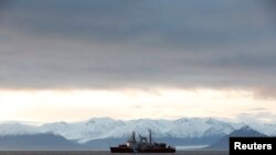 Tàu Tuần duyên Canada Des Groseilliers gần đảo Pond, Nunavut, Bắc Cực, ngày 23/8/2014.