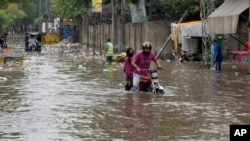 یکم جولائی کو لاہور میں بارش کے بعد سڑکوں پر پانی کھڑا ہوگیا. فائل فوٹو