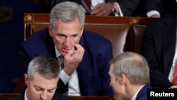 Ansyen Lide Lachanm Depite Etazini Kevin McCarthy (Repibliken Kalifoni) pale ak Depite Jim Jordan (Repibliken Ohio) nan kad kous pou tounen pwochen prezidan Lachanm Depite Etazini, 17 Oktob, 2023. 