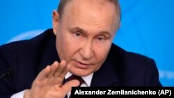 Tổng thống Nga Vladimir Putin ngày 31/7/2024 tăng gấp đôi khoản chi trả trước cho những người tình nguyện chiến đấu ở Ukraine.