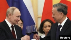 Chủ tịch nước Tô Lâm cụng ly với Tổng thống Nga Vladimir Putin tại một buổi lễ tiếp đón nhà lãnh đạo Nga ở Nhà hát lớn Hà Nội hôm 20/6.