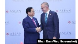 Thủ tướng Việt Nam Phạm Minh Chính (trái) bắt tay Thủ tướng Australia Anthony Albanese tại cuộc họp của ASEAN ở Phnom Penh, Campuchia, vào ngày 12/11/2022.