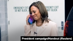 Phó Tổng thống Hoa Kỳ Kamala Harris nói chuyện qua điện thoại với vợ chồng cựu Tổng thống Barack Obama. Ảnh chụp từ video công bố ngày 26/7/2024.