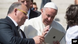 Papa Francis, 2017'de bir iPad'e bakarken