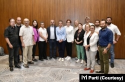 Akşener Afyonkarahisar'da yaptığı miting sonrası aralarında VOA Türkçe muhabirinin de bulunduğu bir grup gazetecinin sorularını yanıtladı.