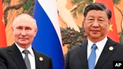 Tổng thống Nga Vladimir Putin, trái, gặp Chủ tịch Trung Quốc Tập Cận Bình, bên lề diễn đàn về sáng kiến “Vành đai và Con đường” của Trung Quốc, tại Bắc Kinh, ngày 18/10/2023.