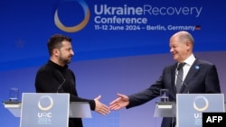 Thủ tướng Đức Olaf Scholz (phải) và Tổng thống Ukraine Volodymyr Zelenskyy bắt tay khi kết thúc cuộc họp báo chung tại "Hội nghị Phục hồi Ukraine" ở Berlin vào ngày 11/6/2024.