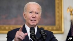 Tổng thống Joe Biden phát biểu trong Phòng Quốc yến của Nhà Trắng ở Washington, ngày 7 tháng 10 năm 2023, sau khi nhóm chủ chiến Hamas thực hiện một cuộc tấn công nhiều mặt trận chưa từng có nhắm vào Israel vào rạng sáng thứ Bảy.
