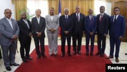 Foto Achiv: PM Garry Conille ak manm konsey tranzisyon an: Louis Gerald Gilles, Smith Augustin, Leslie Voltaire, Regine Abraham, Edgard Leblanc Fils, Emmanuel Vertilaire, Frinel Joseph and Fritz Alphonse Jean.