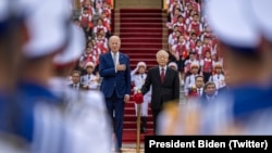 Tổng bí thư Nguyễn Phú Trọng (phải) đón tiếp Tổng thống Joe Biden (trái) trong một buổi lễ tại Phủ Chủ tịch ở Hà Nội hôm 10/9.