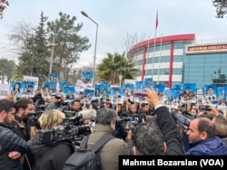 Depremde hayatını kaybedenlerin yakınları, ellerinde hayatını kaybeden yakınlarını fotoğraflarıyla adliyeye geldi.