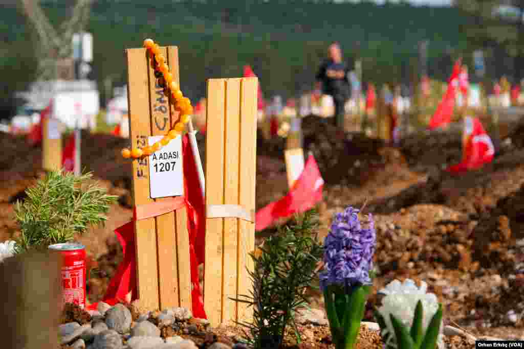 Kardeşlerinin veya anne-babasının ayakucuna gömülen çocukların mezarları, geride kalan yakınları tarafından en sevdiği eşyalarla donatılmış.