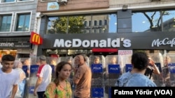 3 Ağustos 2024 - Polis, suikast sonucu öldürülen Hamas siyasi lideri Haniye'nin ölmeden önceki son çağrısı üzerine Sultanahmet'te düzenlenen eylem öncesinde, McDonald's şubesi önünde barikat kurdu