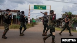 Các thành viên tình nguyện của lực lượng nổi dậy Karenni tại Moe Bye, bang Kayah, Myanmar, ngày 12/11/2023.