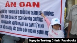 Con gái của tử tù Nguyễn Văn Chưởng mặc áo và đứng trước băng rôn kêu oan cho bố của mình bị kết án tử hình vì cáo buộc "giết người", một bản án đang bị hàng nghìn người trong nước và cộng đồng quốc tế phản đối.