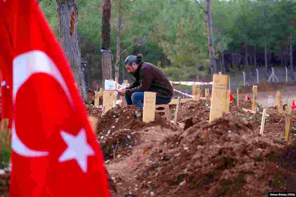 Depremde hayatını kaybedenlerin yakınları mezarları sulayıp, başlarında Kuran okurken, birçoğu ise toprağa sarılarak gözyaşı döküyor.