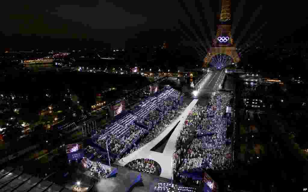 Quảng trường Trocadero và tháp Eiffel tỏa sáng trong lễ khai mạc Olympic Paris Mùa Hè 2024, hôm 26/7 (ảnh: Olympic Broadcasting Services via AP)