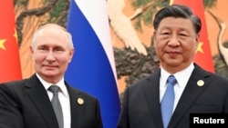 Tổng thống Nga Vladimir Putin và Chủ tịch Trung Quốc Tập Cận Bình gặp nhau bên lề Diễn đàn Vành đai và Con đường tại Bắc Kinh ngày 18/10/2023. 