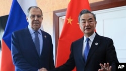 Ngoại trưởng Nga Sergei Lavrov cùng người đồng cấp Trung Quốc Vương Nghị