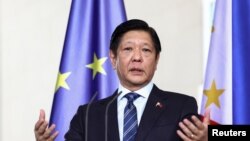 Tổng thống Philippines Ferdinand Marcos Jr. phát biểu tại một buổi họp báo ở Berlin, Đức, hôm 12/3. Ông Marcos nói "bạn bè trong cộng đồng quốc tế" đã "đề nghị giúp đỡ" Philippines để bảo vệ chủ quyền trên biển. 