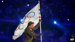 Diễn viên điện ảnh Tom Cruise cầm lá cờ Olympic trong lễ bế mạc Thế vận hội mùa Hè 2024 tại sân vận động Stade de France ở Paris, Pháp, tối ngày 11/8.