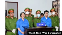 Ông Tô Hoàng Chương (trái) và Thạch Cương tại phiên tòa sơ thẩm ngày 20/3/2024.