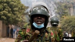 Foto Achiv: Yon polisye Kenyan reyaji apre patizan lide opozisyon Raila Odinga patisipe nan yon manifestasyon kont gouvenman an nan Nairobi, 19 Jiye, 2023. 