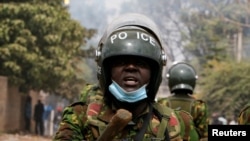 Foto Achiv: Yon polisye Kenyan reyaji apre patizan lide opozisyon Raila Odinga patisipe nan yon manifestasyon kont gouvenman an nan Nairobi, 19 Jiye, 2023. 