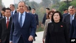 Bộ trưởng Ngoại giao Nga Sergey Lavrov (trái) và Bộ trưởng Ngoại giao Triều Tiên Choe Son Hui (phải) tham dự một buổi lễ tại Bình Nhưỡng, Triều Tiên, vào ngày 19 /10/2023.