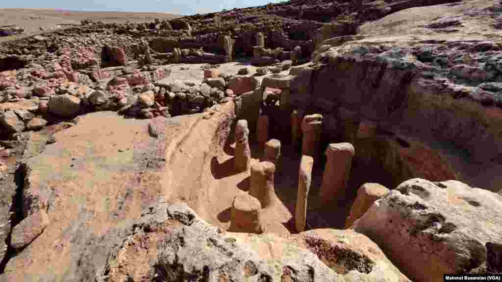 12 bin yıllık geçmişe sahip olduğu tahmin edilen&nbsp;Karahantepe&nbsp;ile çağdaş olan Göbeklitepe&rsquo;de daha çok hayvan betimleri bulunsa da&nbsp;Karahantepe&nbsp;de insan tasvirleri ön plana çıkıyor.