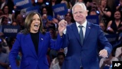 Kandida prezidansyel pati Demokrat la, Vis Prezidan Kamala Harris ak kolistye li, Gouvene Minnesota Tim Walz fe yon paret ansanm nan yon miting politik nan vil Milwaukee, eta Wisconsin, 20 Out, 2024. 