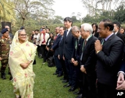 بنگلہ دیش کی وزیر اعظم شیخ حسینہ اپنی انتخابی کامیابی کے بعد ڈھاکہ میں ایک پریس کانفرنس سے خطاب کرنے کےلیے پہنچتے ہوئے ، فوٹو اے پی 8 جنوری 2024