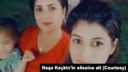 23 yaşındaki iki çocuk annesi Neşe Keçkin, 2 Kasım’da boşanma davası açmak için gittiği adliye bahçesinde eşi Alaattin Keçkin tarafından bıçaklanarak öldürüldü.