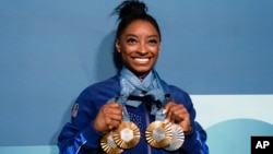 Simone Biles, vedet jimnastik Ameriken nan, kenbe meday li apre konpetisyon atistik la nan Jezolenpik d Ete Paris yo, 5 Out, 2024. 