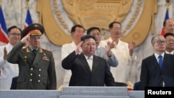 Bộ Trưởng Quốc Phòng Nga Sergei Shoigu (trái), lãnh đạo Triều Tiên Kim Jong Un (giữa), Uỷ viên Bộ Chính trị Trung Quốc Lý Hồng Trung (phải) tham gia cuộc duyệt binh nhân kỷ niệm 70 năm ngày ký hiệp định đình chiến chiến tranh Triều Tiên, tại Bình Nhưỡng ngày 27/7/2023.