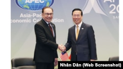 Thủ tướng Malaysia Datuk Seri Anwar Ibrahim (trái) bắt tay Chủ tịch nước Võ Văn Thưởng trong cuộc gặp song phương bên lề hội nghị thượng đỉnh APEC ở San Francisco, Mỹ, vào ngày 17/11/2023.