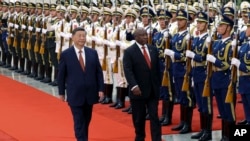 Chủ tịch Trung Quốc Tập Cận Bình (trái) và Tổng thống Nam Phi Cyril Ramaphosa duyệt hàng quân danh dự tại Đại lễ đường Nhân dân ở Bắc Kinh , ngày 2/9/2024.